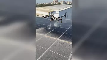 Солнечные панели стали мыть с помощью дронов