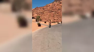 Наджиба наслаждается прогулкой на скутере в Аль-Уле