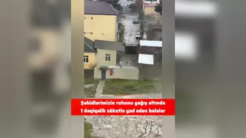 Şəhidlərimizin ruhunu yağışın altında 1 dəqiqəlik sükutla yad edən uşaqlar