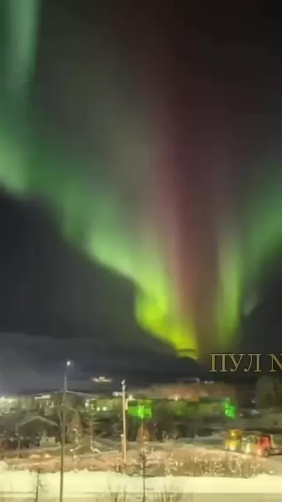 Северное сияние в небе над Магаданом