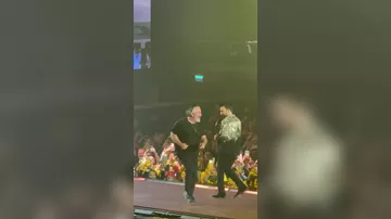 Cem yılmaz Tarkanın konsertində səhnəyə çıxdı