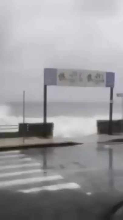 Италию накрыли многометровые волны - 4