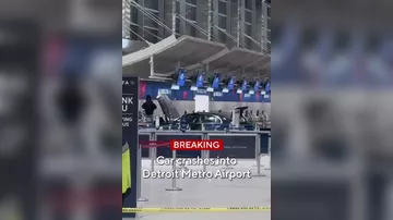 В США автомобиль протаранил ворота аэропорта