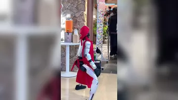 Робот-помощник стал звездой соцсетей в Китае