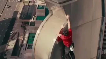 Скалолаз-экстремал совершил опасный подъем на небоскреб