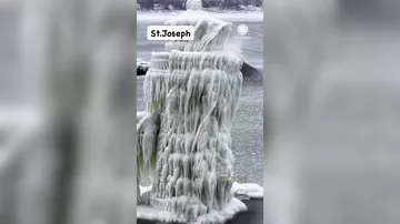 В США на озере образовались редкие ледяные фигуры