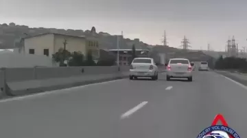 Yolda sürət yarışı təşkil edən sürücülər saxlanıldı