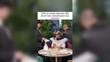 Desertini ona cangüdənləri öz əlləri ilə yedirir