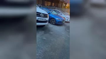 Bakıda binanın fasadı uçaraq maşınları zədələdi