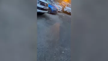 Bakıda güclü külək fəsadlar törətdi: Binanın fasad örtüyü qoparaq maşınlara ziyan vurdu