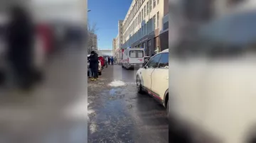 Прямо сейчас из здания «Известий» в Москве поднимается чёрный дым - 1