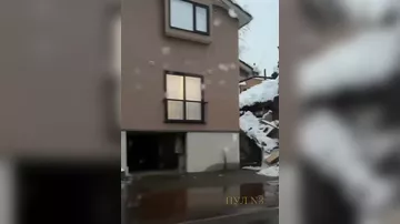 В Японии под тяжестью снега рушатся дома