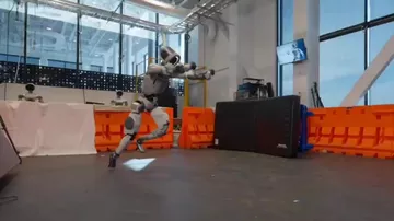 Робот Atlas делает сложное сальто