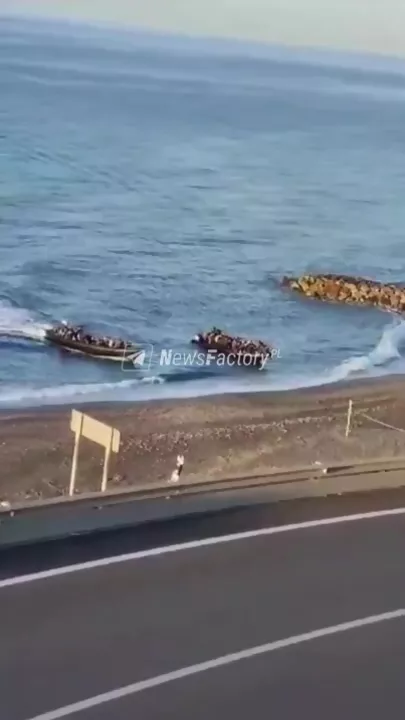 Мигранты на лодках прибывают в Испанию