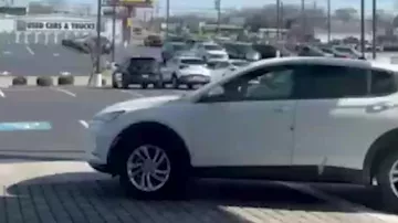 Самолет врезался в автомобили во время экстренной посадки на дорогу