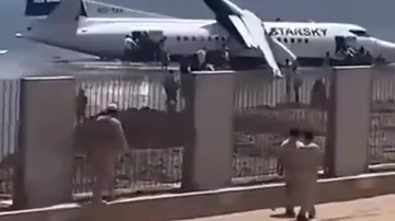 У берегов Индийского океана у самолета отвалилось крыло