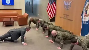 Посол США в ООН Майк Уолц отжался вместе с морскими пехотинцами США в Женеве