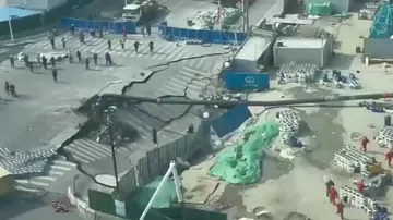 Огромная дыра появилась на месте проезжей части в Шанхае