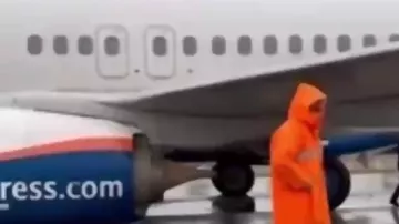 Antalyada havaya qalxmağa hazırlaşan təyyarənin təkəri çıxıb