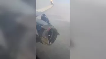 Самолет совершил экстренную посадку из-за развалившегося в небе двигателя