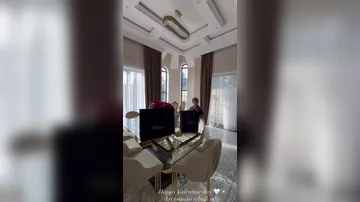 Sevgililər günündə aldığı hədiyyəni göstərdi