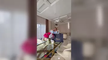 Sevgililər günündə aldığı hədiyyəni göstərdi 3