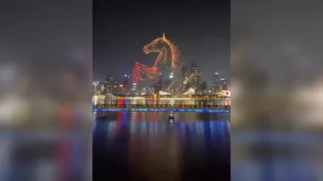 В Шэньчжэне огненная лошадь засияла в небе на Новый год