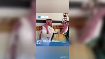 Gəlinin qardaşı bəyin ailəsinə böyük, parlaq düzbucaqlı qızılı hədiyyələr təqdim edir