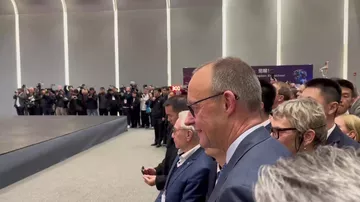 Мерц наблюдает за действиями китайских гуманоидных роботов