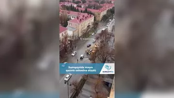 Sumqayıtda maşın qazıntı sahəsinə düşdü