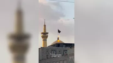 В иранском Мешхеде подняли черный флаг траура над куполом мечети