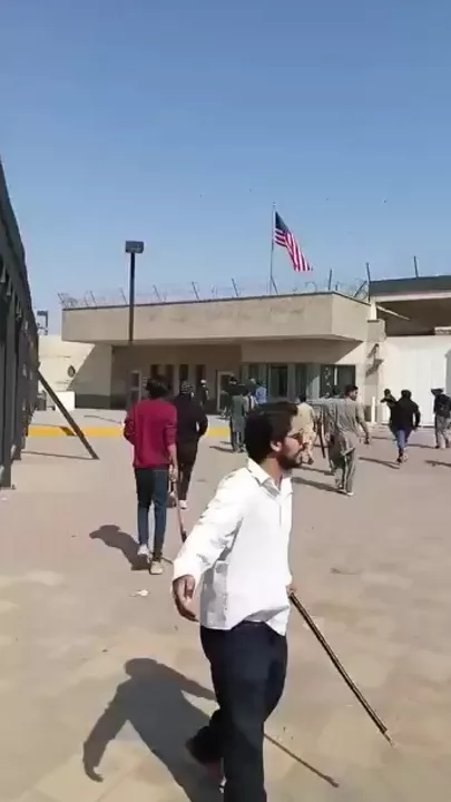 Протестующие напали на посольство США в Карачи