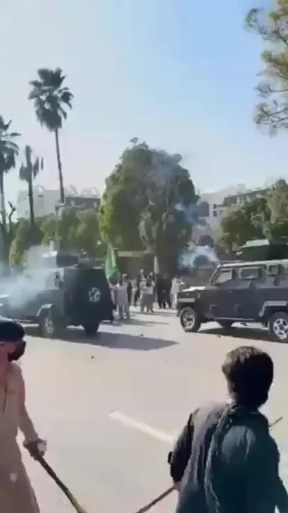 Столкновения между силами безопасности и сторонниками иранского режима в Исламабаде