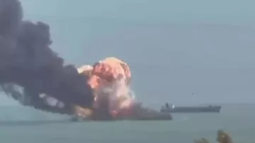 Иранское судно горит у порта Бендер-Аббас после ударов США и Израиля
