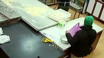 Момент сильного землетрясения в Турции попал на камеры