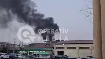 В Баку начался пожар на территории с бытовыми отходами