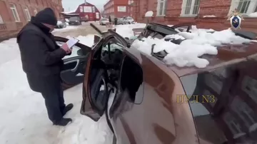 Упавший с крыши снег раздавил машину в России