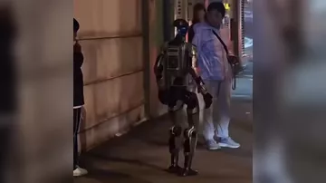 Человекоподобный робот напугал женщину и попал в полицию