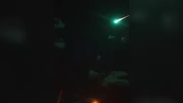 Эффектный зелёный метеор прошил ночное небо над Австралией