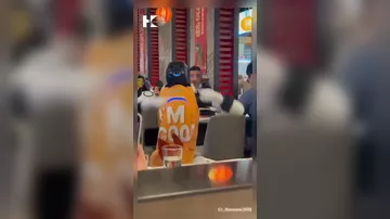 Робот-официант вышел из под контроля в Китае