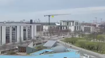 Активисты забрались на кран в Берлине