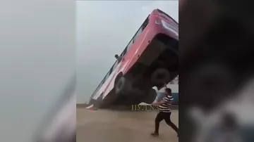 В Бангладеш автобус упал в реку