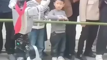 Робот-гуманоид ударил ребенка в Китае