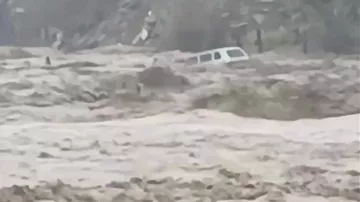 В дагестанском Хасавюрте машины с обрыва смывает прямо в реку