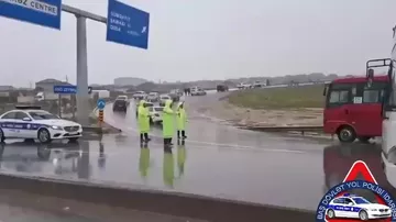 Aramsız yağan yağıntının yollarda yaratdığı çətinliklər aradan qaldırılır.