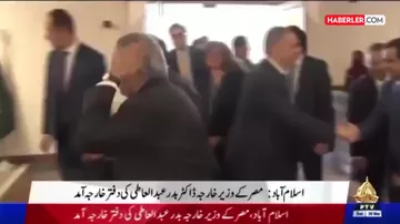 İslamabaddakı kritik zirvədə pakistanlı nazir yerə yıxıldı