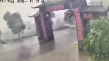 Исторические ворота чуть не убили мужчину в китайском Чаочжоу