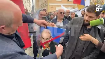 Российские армяне сожгли портрет Пашиняна в центре Москвы2
