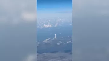 Запуск Artemis II с борта самолета