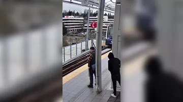 İtələyib sürət qatarının altına atmaq istədi